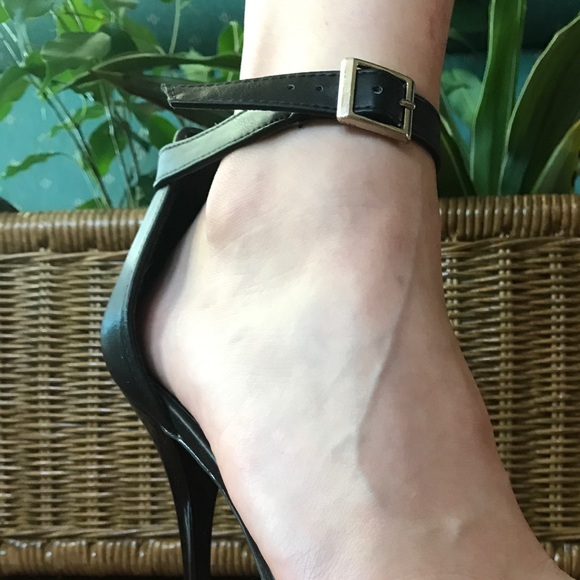 SLEEK BLACK OPEN TOE HEELS. - Picture 2 of 6